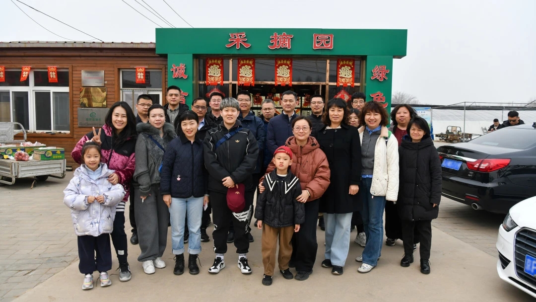 公司舉辦“三八”婦女節(jié)采摘活動