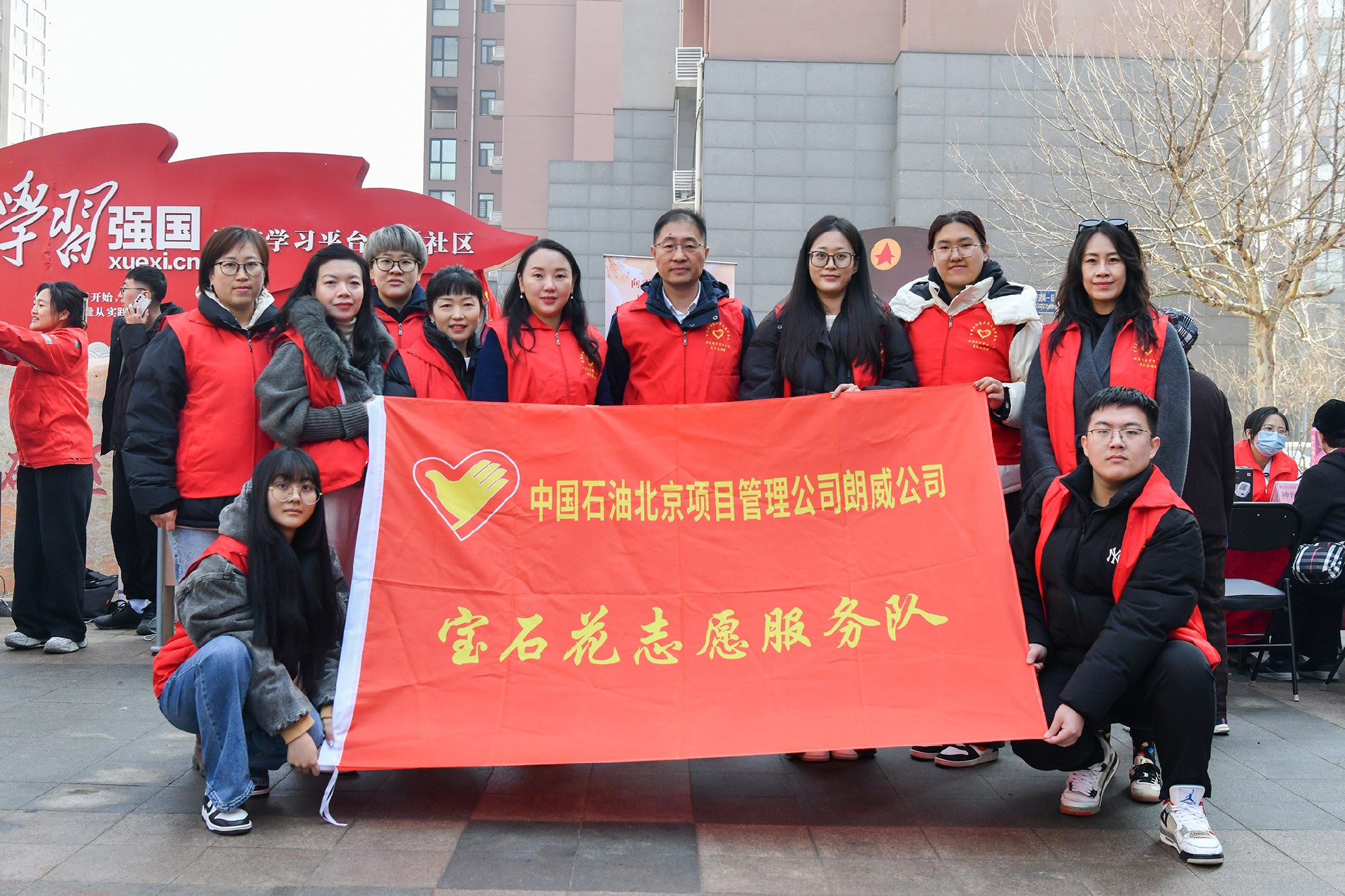 公司開展“志愿服務進社區(qū)，文明共創(chuàng)暖人心”志愿服務活動